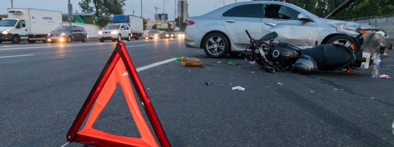 В Киеве на Братиславской из-за водителя Honda мотоциклист попал в больницу