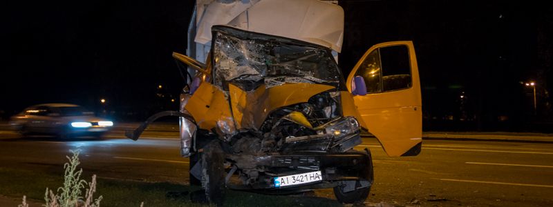 В Киеве у станции метро "Лесная" "Газель" с хлебом разбилась о Sprinter