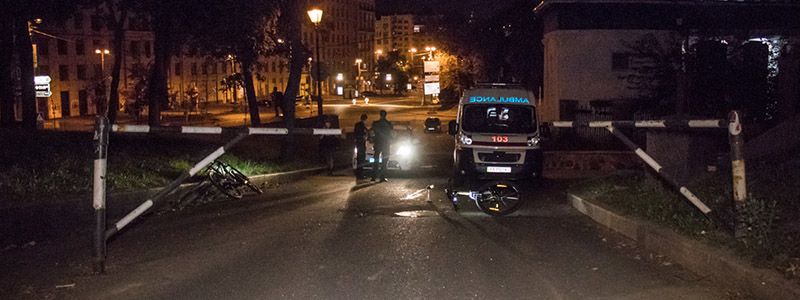 В Киеве в Мариинском парке велосипедист врезался в ворота и попал в больницу
