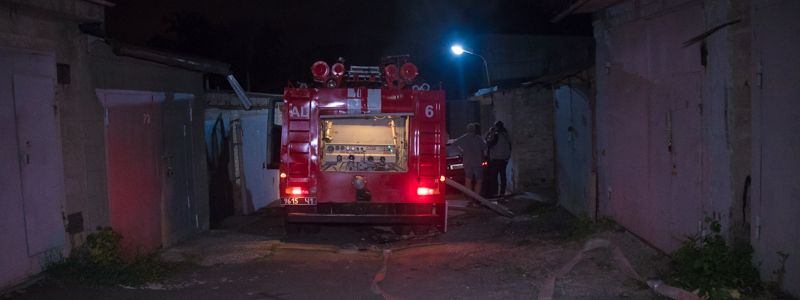 В Киеве на Лукьяновке пылающий гараж переполошил местных жителей