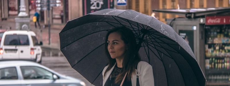 Дождливая столица в лицах: какое настроение у жителей Киева в пасмурную среду