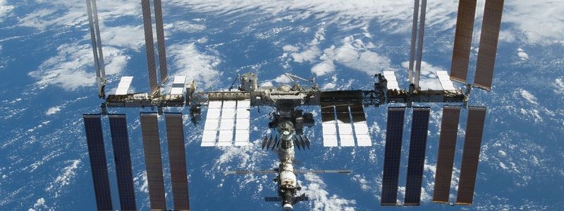 18 погибших из-за крушения вертолета, утечка воздуха на МКС и новый турнир от УЕФА: ТОП новостей дня