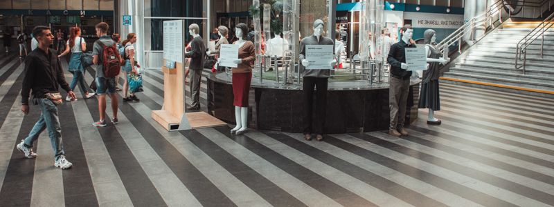 Кого встречают молчаливые фигуры с табличками на вокзале в Киеве