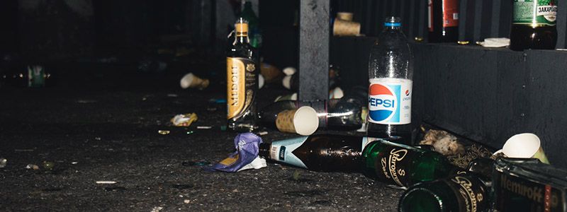 В Киеве на Лесном пьяные студенты КНТЭУ, уходя от полиции, оставили горы бутылок