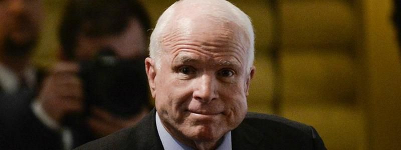 Порошенко хочет назвать улицу в Киеве в честь сенатора Маккейна