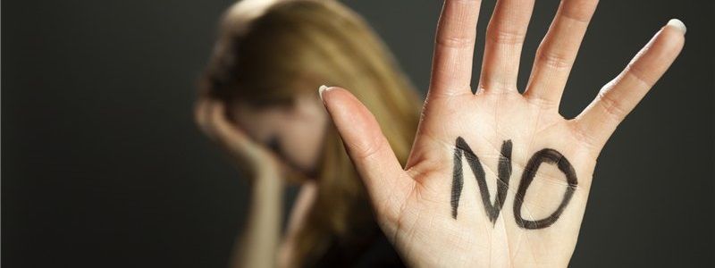 Насилие над женщинами в Украине: куда обращаться и что делать жертвам