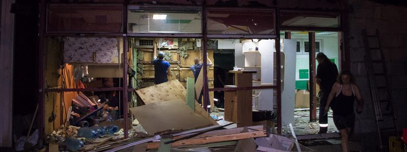 В Киеве на Харьковском шоссе снесли нелегальную "наливайку"