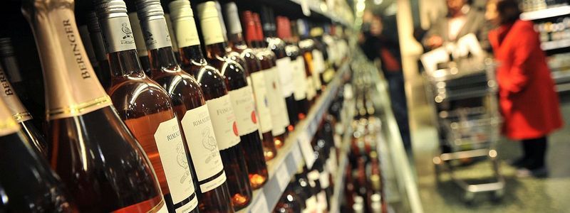 Повышение цен на алкоголь в Украине, обвал моста с машинами в Индии и массовое отравление в Лондоне: ТОП новостей дня