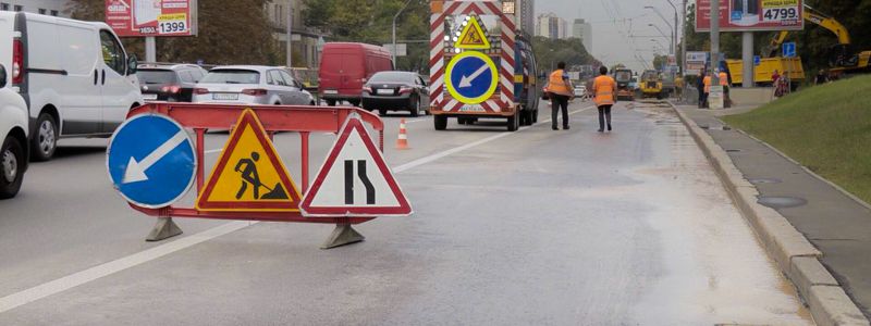 В Киеве затопило проспект Победы: на дороге образовалась пробка