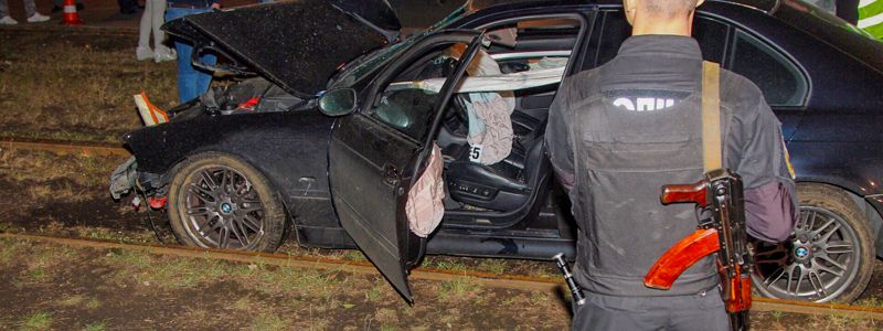 В Одессе BMW после столкновения со Skoda вылетел на остановку и убил двоих людей