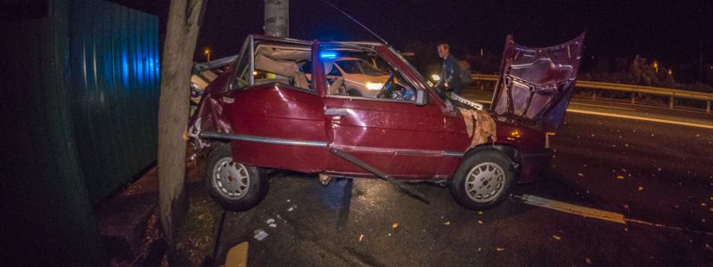 В Киеве Mazda отправила Renault в столб: водителя вырезали спасатели