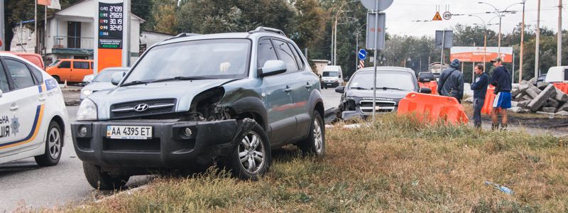 В Киеве на Окружной Hyundai отправил Chevrolet в бордюр