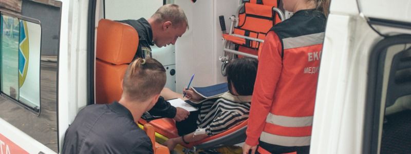 В центре Киева 20-летней девушке прострелили руку: "снайпером" оказалась пенсионерка