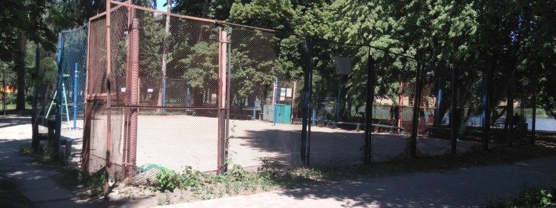 У Києві єдиний волейбольний майданчик на Воскресенці в аварійному стані