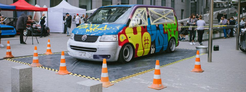 Нырнуть в бассейн с подарками и съесть центнер бананов: чем удивит фест Don't Take Fake в Киеве