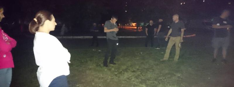 В Киеве на Борщаговке мужчина напал на девочку-подростка и пытался ее задушить