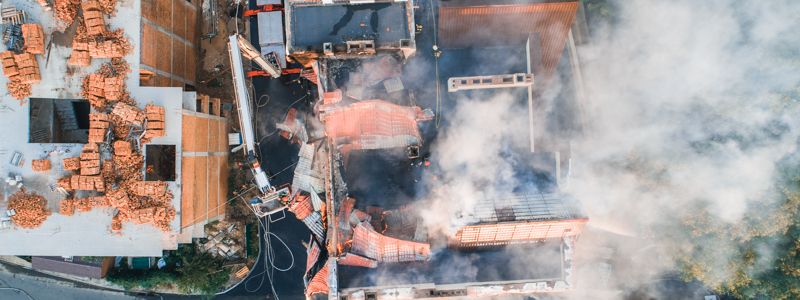 В Киеве на Ясногорской загорелась новостройка: огонь тушили полсотни спасателей