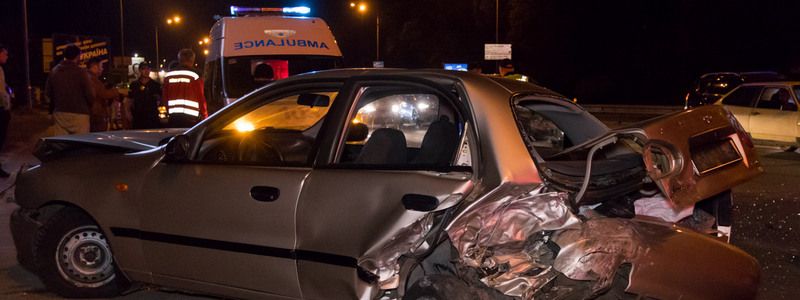 В Киеве возле моста Патона Mercedes влетел в две машины во время оформления ДТП