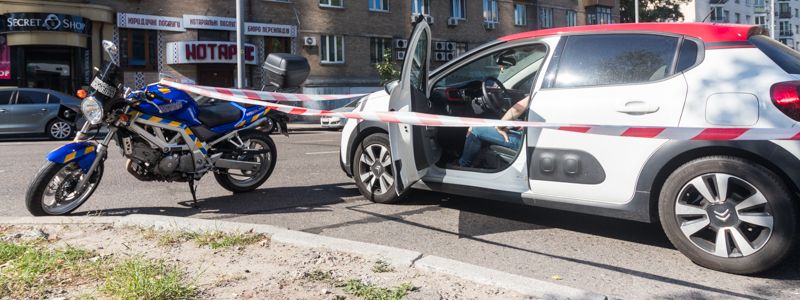 В центре Киева Citroen сбил полицейского на мотоцикле