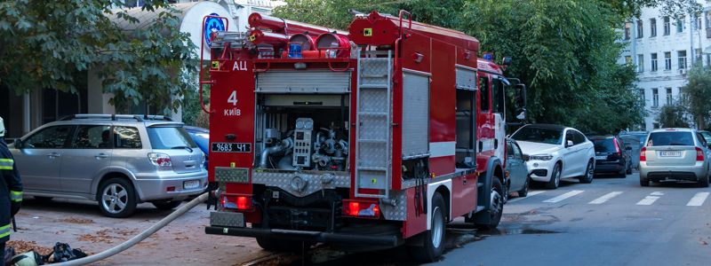 В Киеве из пожара на девятом этаже спасли маму с сыном