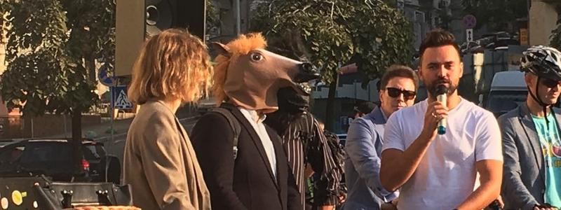 В Киеве на Майдане девушки и конь Пржевальского на велосипедах боролись за самый стильный лук