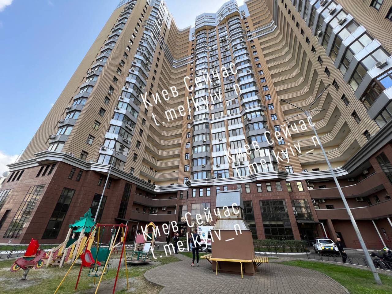 У Києві хлопець з дівчиною випали з 24-повреху 1