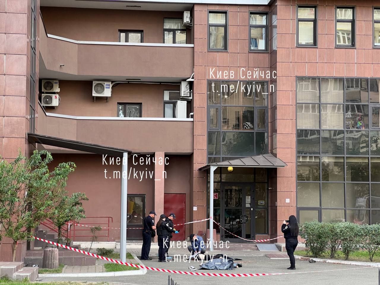 У Києві хлопець з дівчиною випали з 24-повреху 2