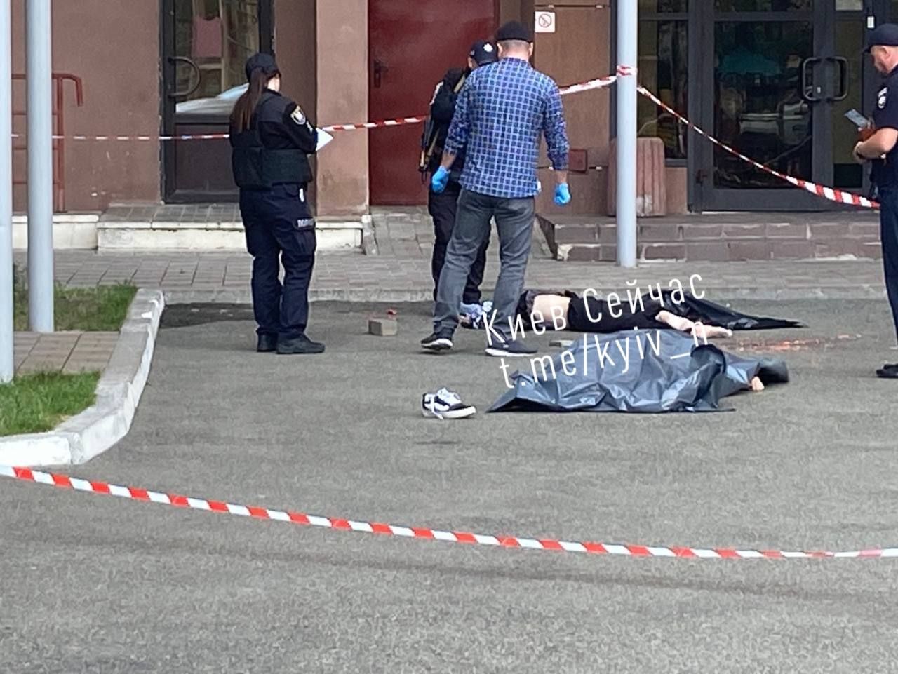 У Києві хлопець з дівчиною випали з 24-повреху 3