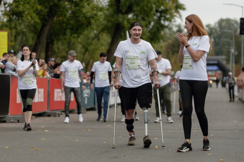 Як військові на протезах пробігли Київський марафон Незламності 2023: більше 5 тисяч киян взяли участь у змаганнях 9
