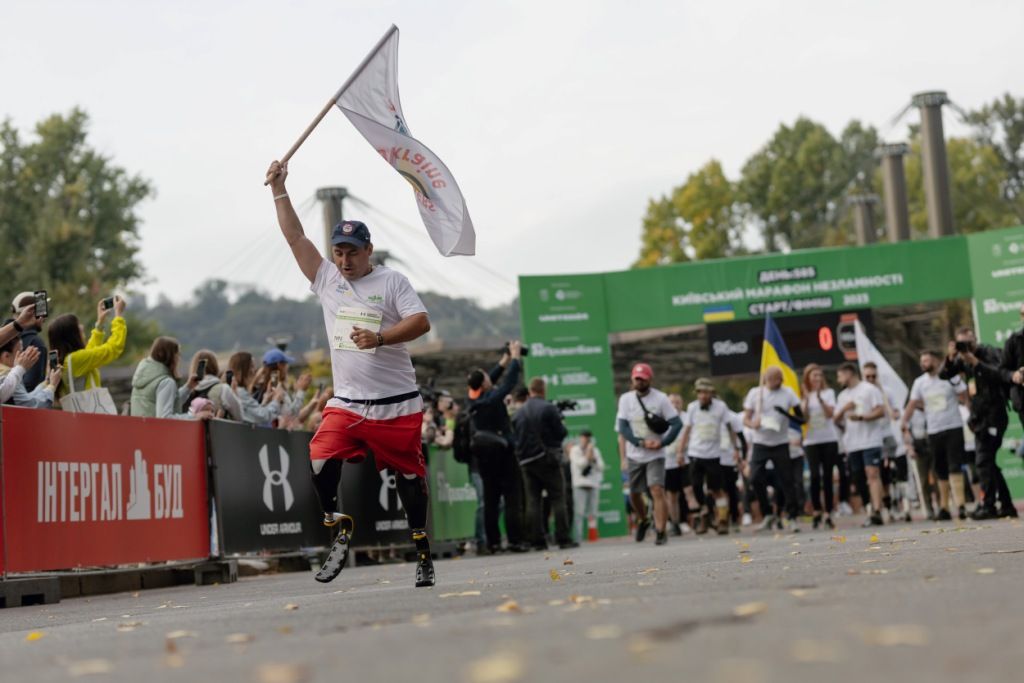Як військові на протезах пробігли Київський марафон Незламності 2023: більше 5 тисяч киян взяли участь у змаганнях 10