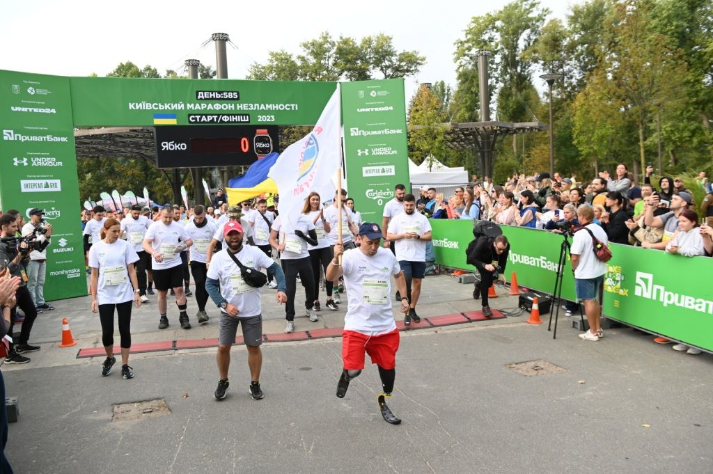 Як військові на протезах пробігли Київський марафон Незламності 2023: більше 5 тисяч киян взяли участь у змаганнях 11
