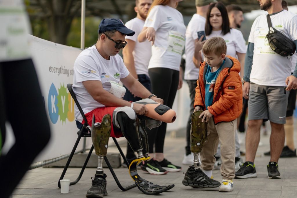 Як військові на протезах пробігли Київський марафон Незламності 2023: більше 5 тисяч киян взяли участь у змаганнях 12