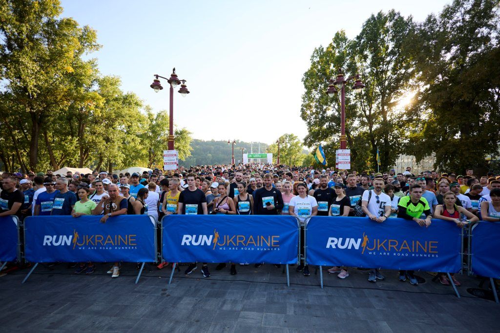 Як військові на протезах пробігли Київський марафон Незламності 2023: більше 5 тисяч киян взяли участь у змаганнях 15