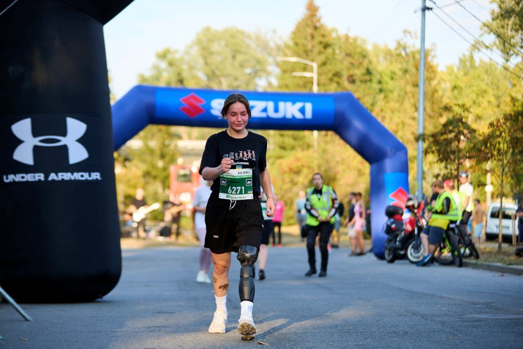 Як військові на протезах пробігли Київський марафон Незламності 2023: більше 5 тисяч киян взяли участь у змаганнях 16