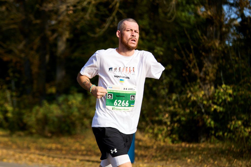 Як військові на протезах пробігли Київський марафон Незламності 2023: більше 5 тисяч киян взяли участь у змаганнях 17