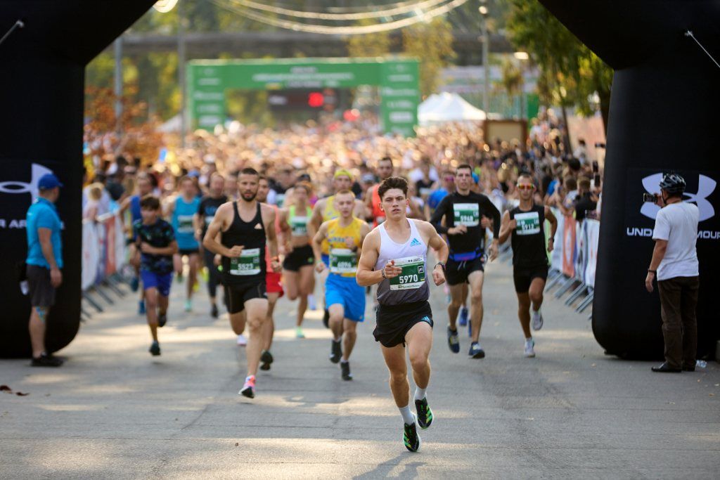 Як військові на протезах пробігли Київський марафон Незламності 2023: більше 5 тисяч киян взяли участь у змаганнях 18