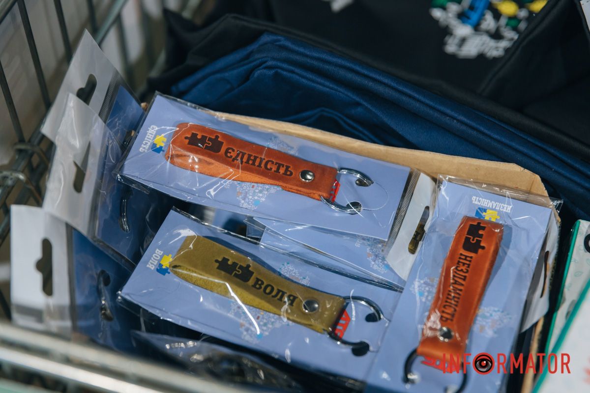 «Колекція єдності»: у мережі «АТБ» презентували лімітовану колекцію мерчу до 30-річчя 8