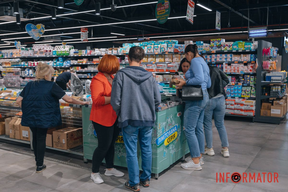 «Колекція єдності»: у мережі «АТБ» презентували лімітовану колекцію мерчу до 30-річчя 12