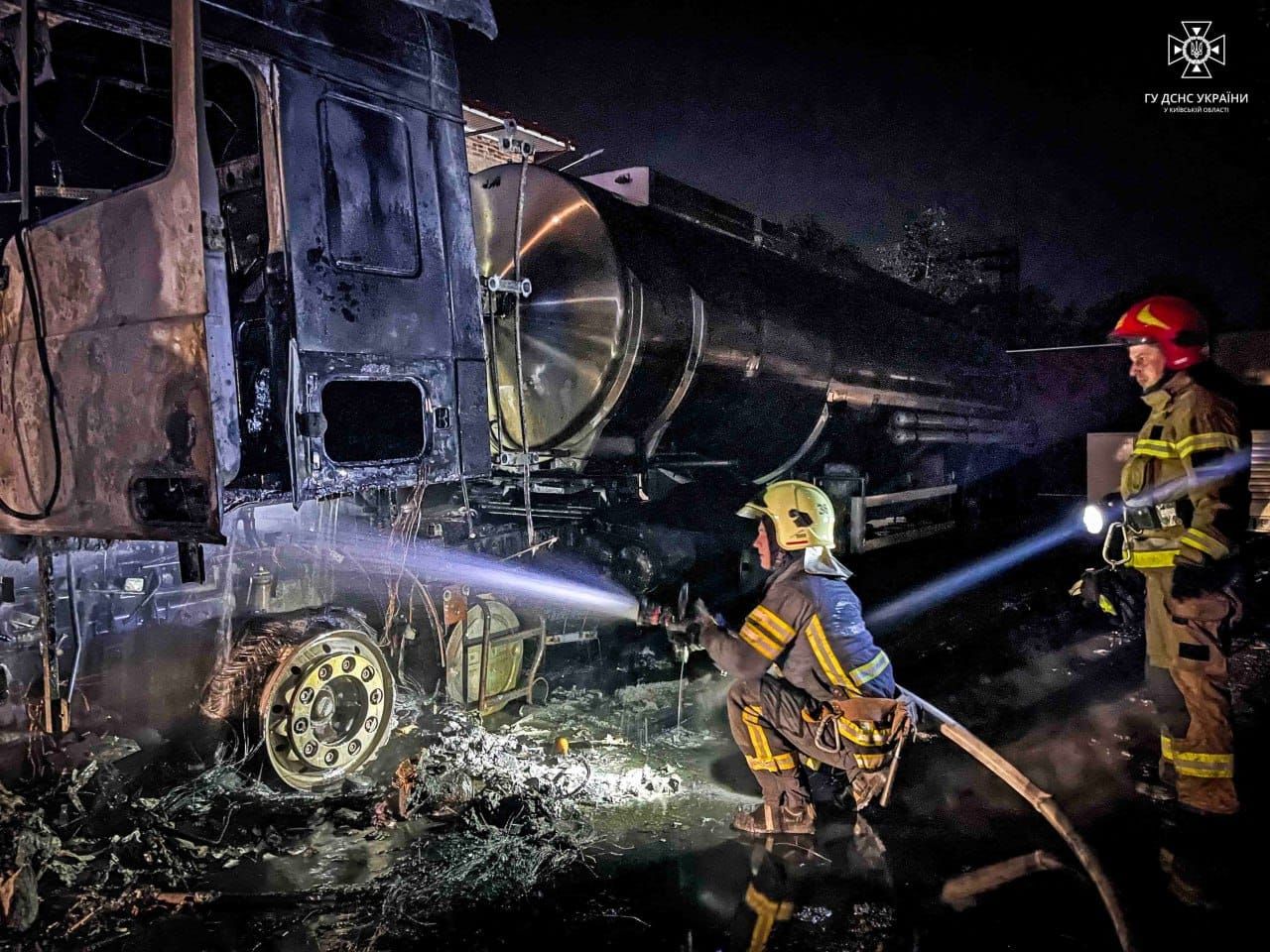 На Київщині згоріли бензовоз та два мікроавтобуси 1