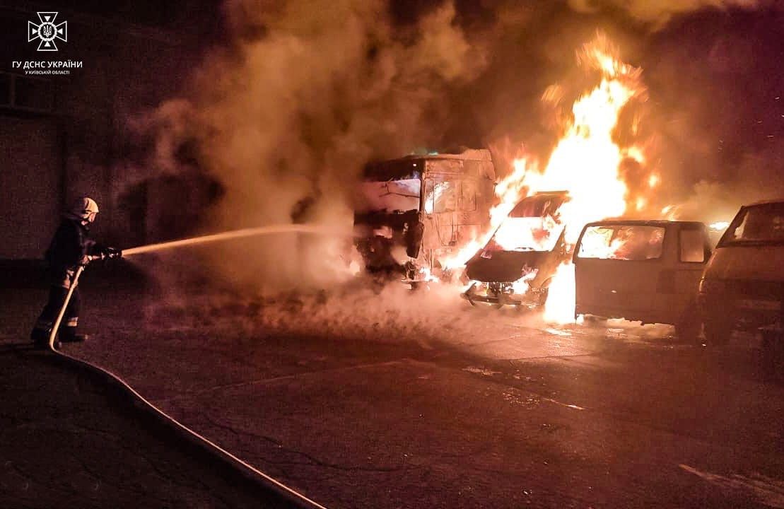 На Київщині згоріли бензовоз та два мікроавтобуси 3