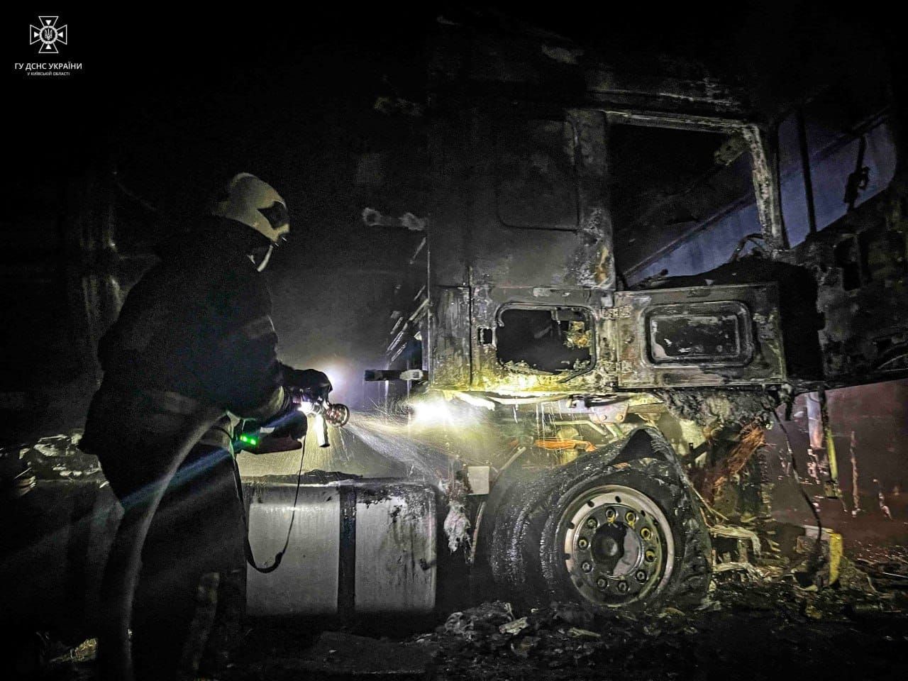 На Київщині згоріли бензовоз та два мікроавтобуси 4
