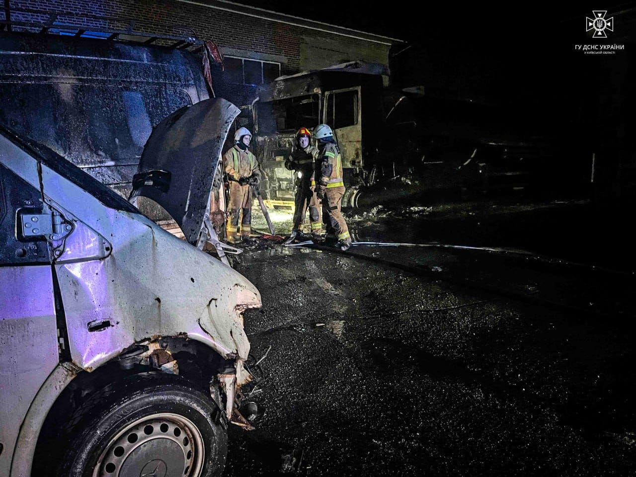 На Київщині згоріли бензовоз та два мікроавтобуси 5