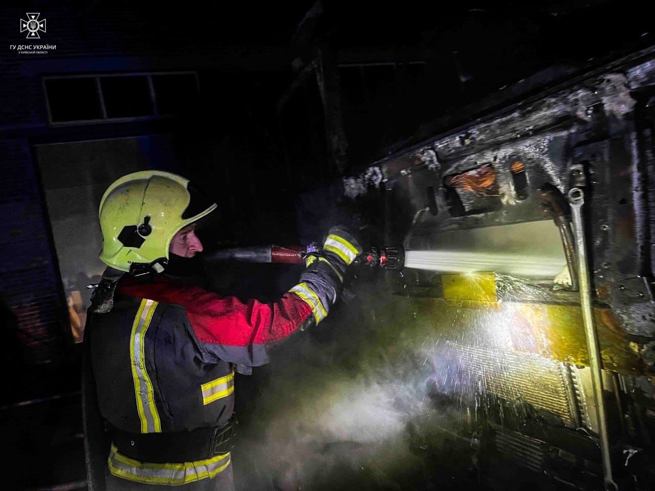 На Київщині згоріли бензовоз та два мікроавтобуси 6