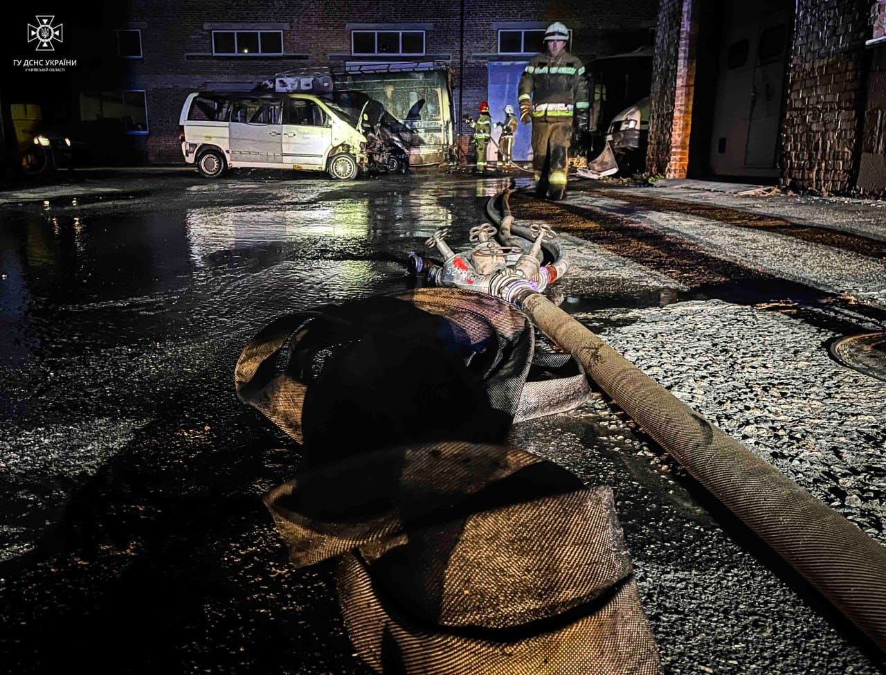На Київщині згоріли бензовоз та два мікроавтобуси 7