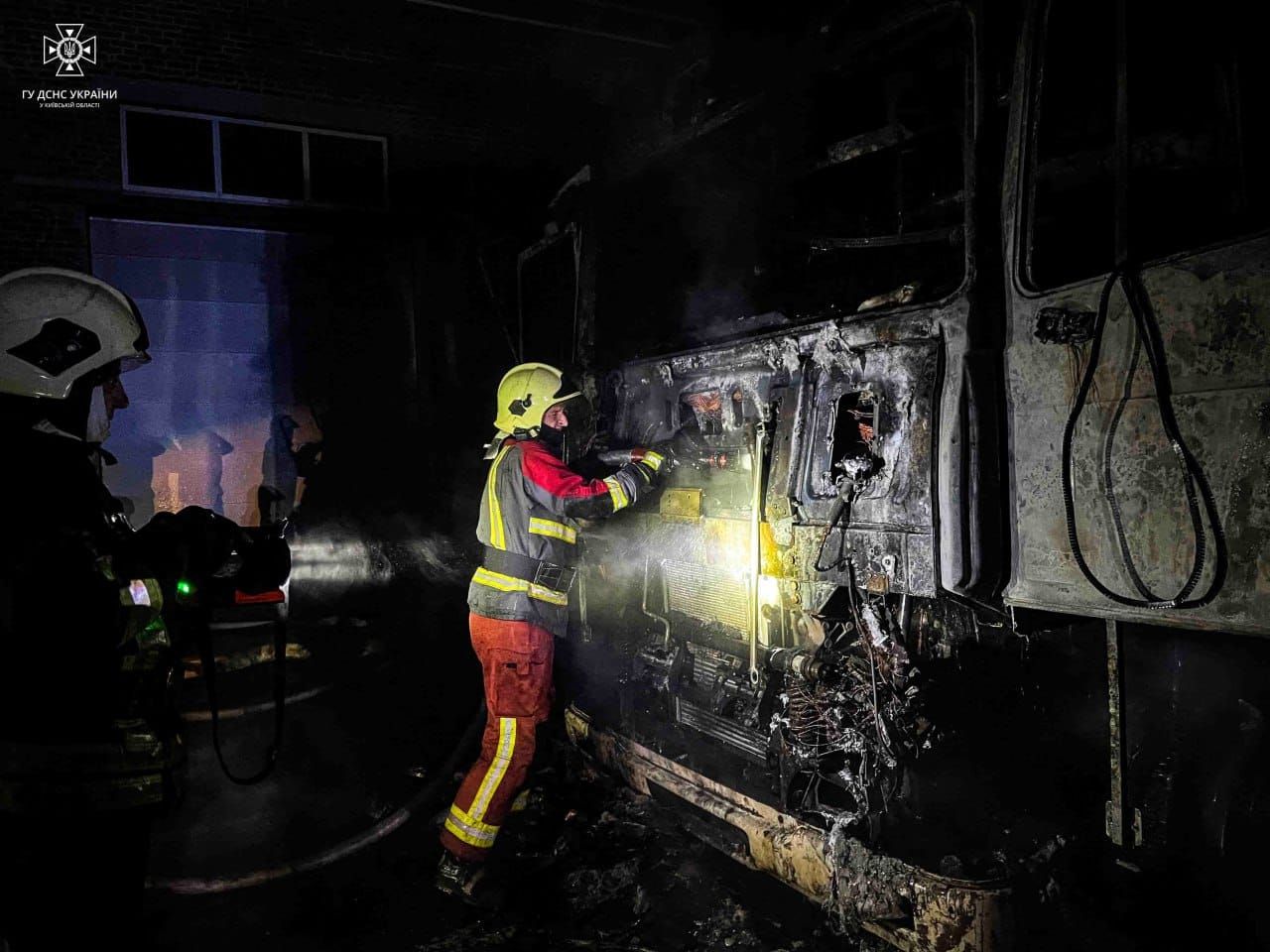 На Київщині згоріли бензовоз та два мікроавтобуси 9