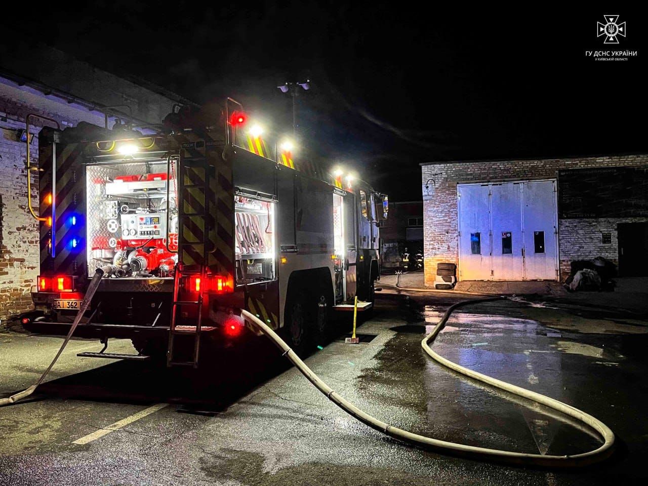 На Київщині згоріли бензовоз та два мікроавтобуси 10