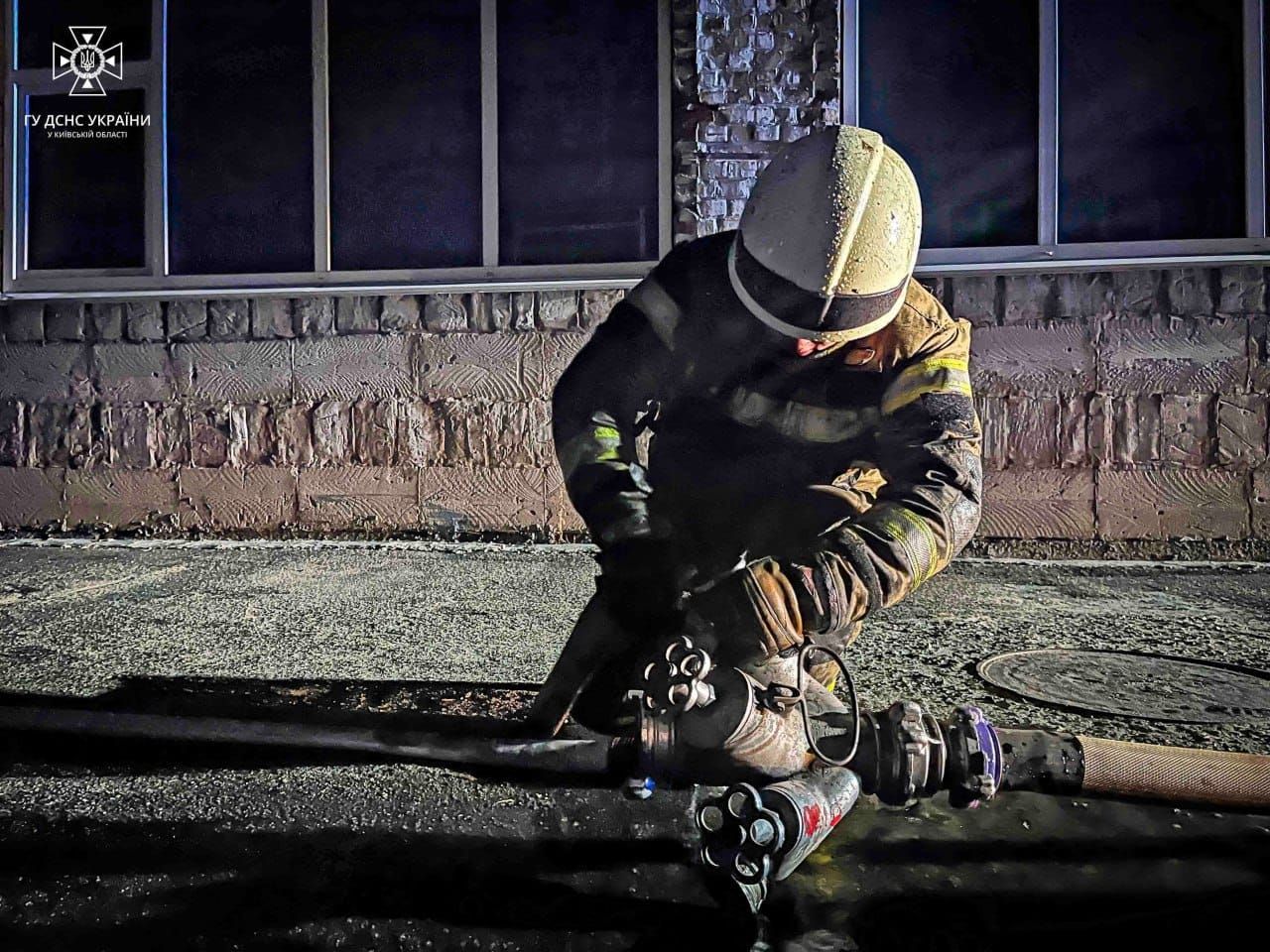 На Київщині згоріли бензовоз та два мікроавтобуси 11