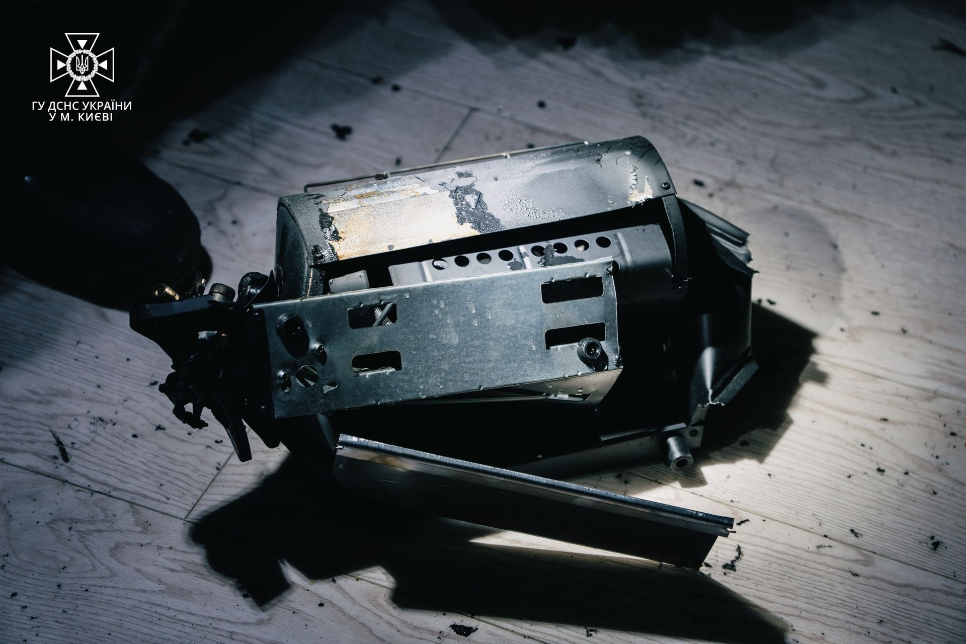 У Києві в багатоповерхівці Соломʼянського району стався вибух: в квартирі була родина та двоє дітей 1