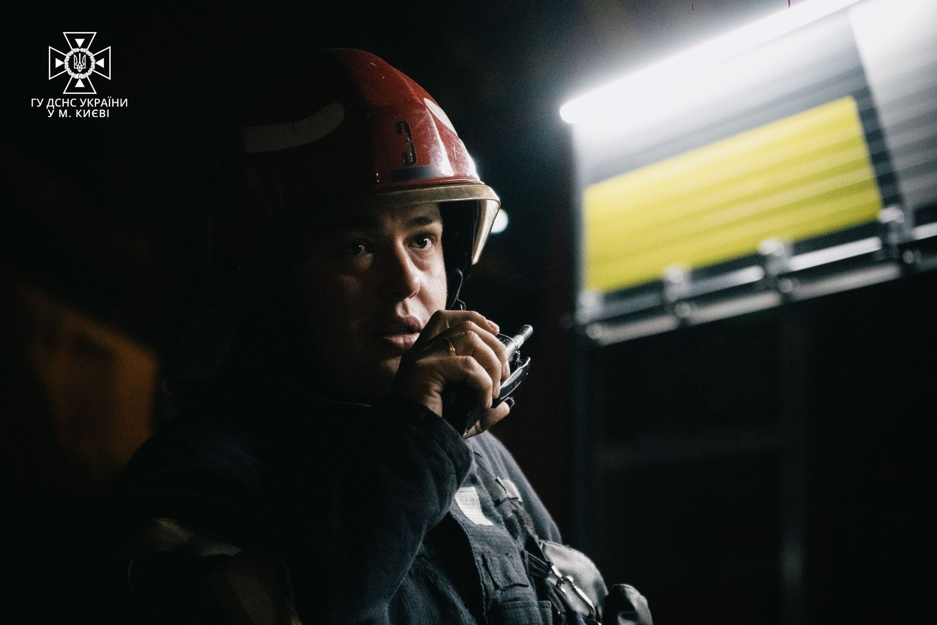 У Києві в багатоповерхівці Соломʼянського району стався вибух: в квартирі була родина та двоє дітей 3