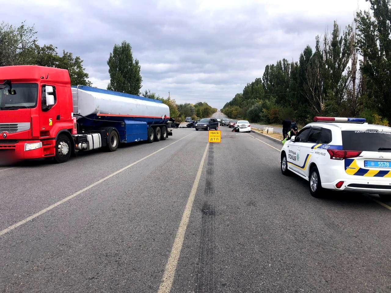 На Київщині зіштовхнулись три легковики: з місця ДТП увезли до лікарні потерпілих 1